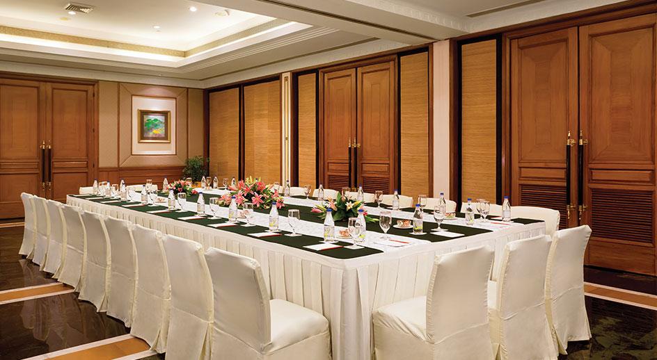 Отель Trident Джапур Экстерьер фото A meeting room at the Taj Bengal