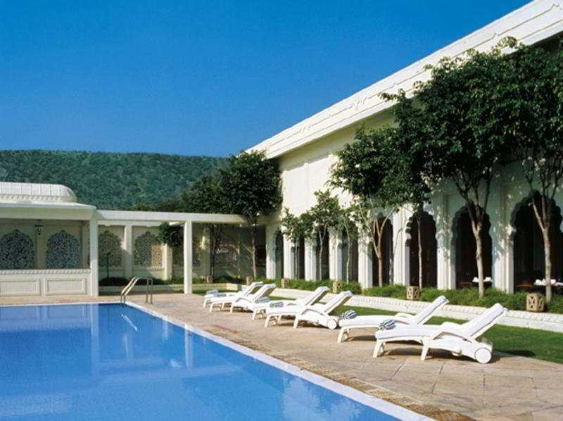 Отель Trident Джапур Экстерьер фото The swimming pool at the hotel